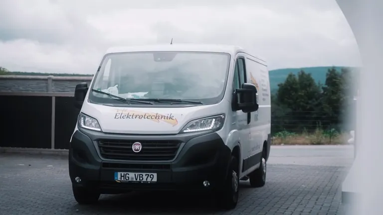 Firmenwagen von VB Elektrotechnik mit der Aufschrift Elektrotechnik